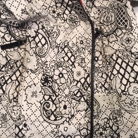 Lululemon size 4 rain jacket - Picture 6 of 8